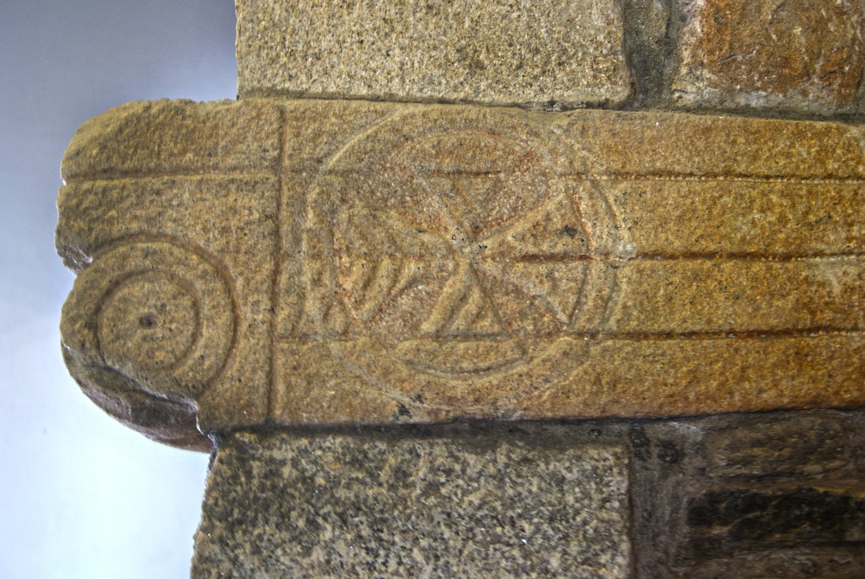 Visigotische gravures in de Kapel van São Pedro de Balsemão, Sé, Lamego, Portugal c.599 (graniet) door Visigothic