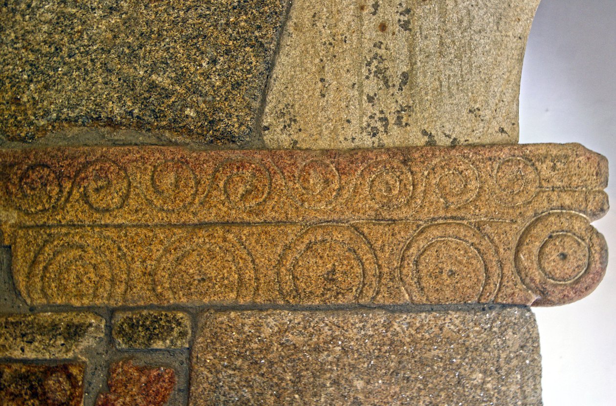 Visigotische gravures in de Kapel van São Pedro de Balsemão, Sé, Lamego, Portugal c.599 (graniet) door Visigothic