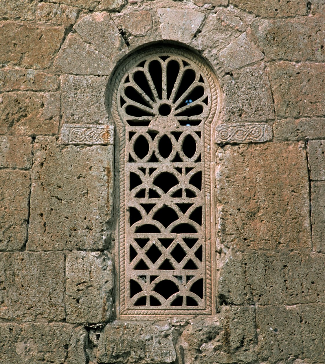 Raam met maaswerk, uit de Basilica de San Juan Bautista, gebouwd in 661 door Visigothic