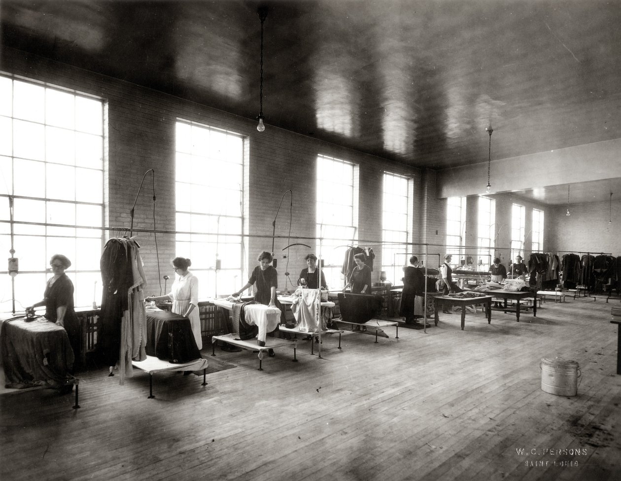 Vrouwen aan het werk in de persafdeling van Lungstras Dyeing and Cleaning Company door W.C. Persons