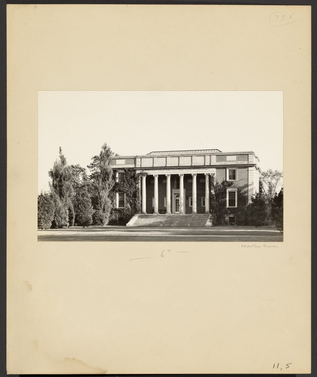 [Wheaton College: De Bibliotheek (1923)]. door Walker Evans