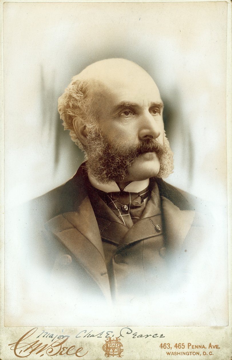 Borstportret van Charles E. Pearce in pak, vest en stropdas door Washington D.C. C.M. Bell