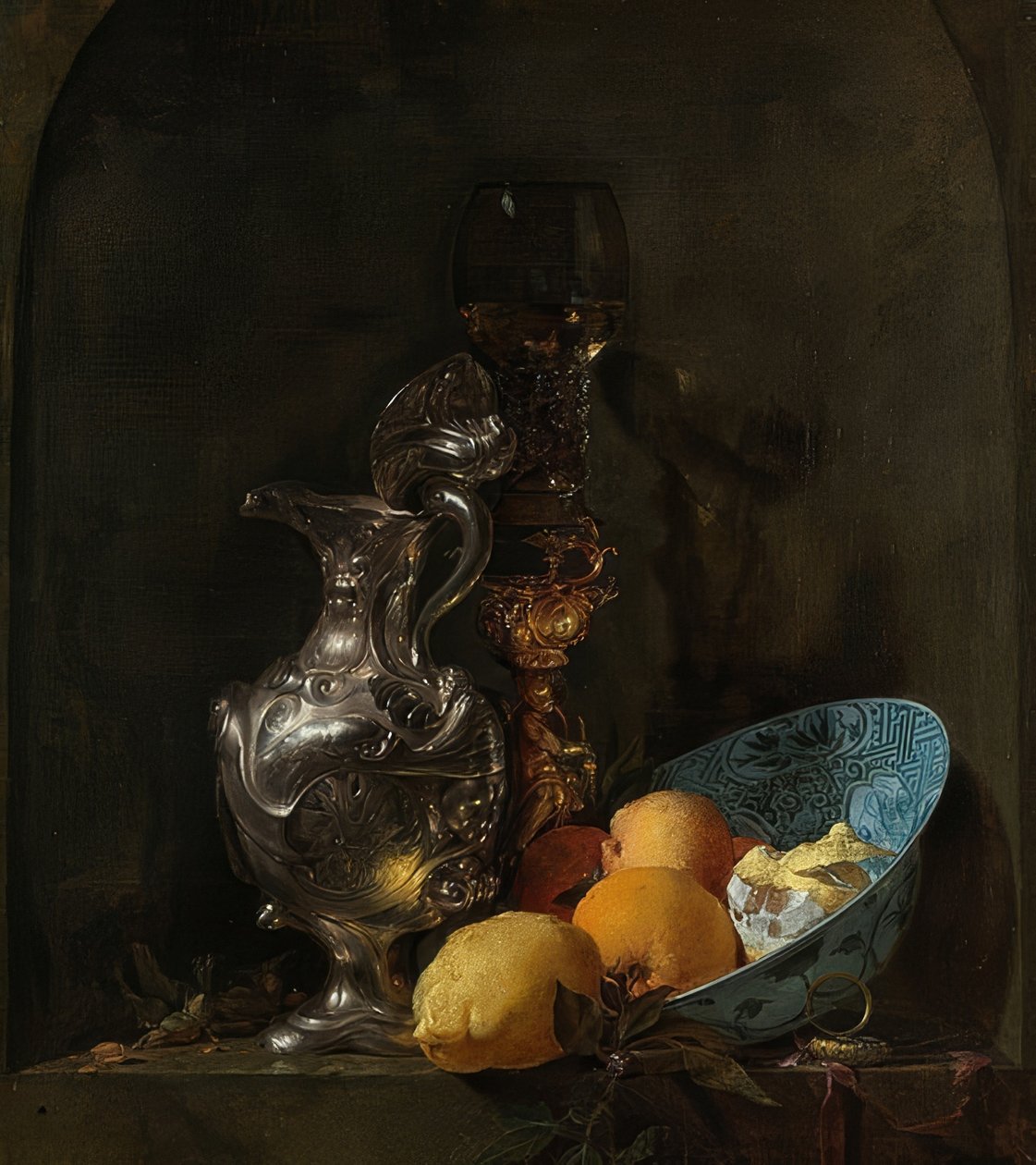 Stilleven met zilveren kruik en porseleinen schaal door Willem Kalf