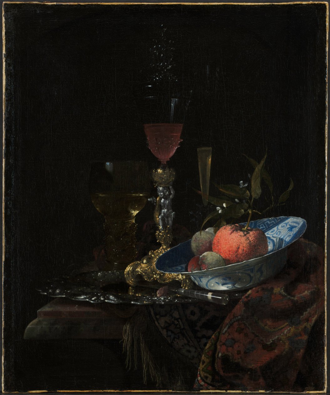 Wijnglas en een schaal met fruit door Willem Kalf