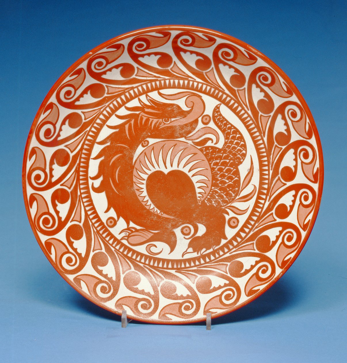 Aardewerken schaal, versierd in rood lustre met een kronkelende draak, ca. 1880-85 door William de Morgan