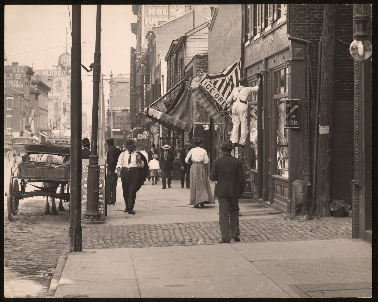 Franklin Avenue, centrum door William G. Swekosky