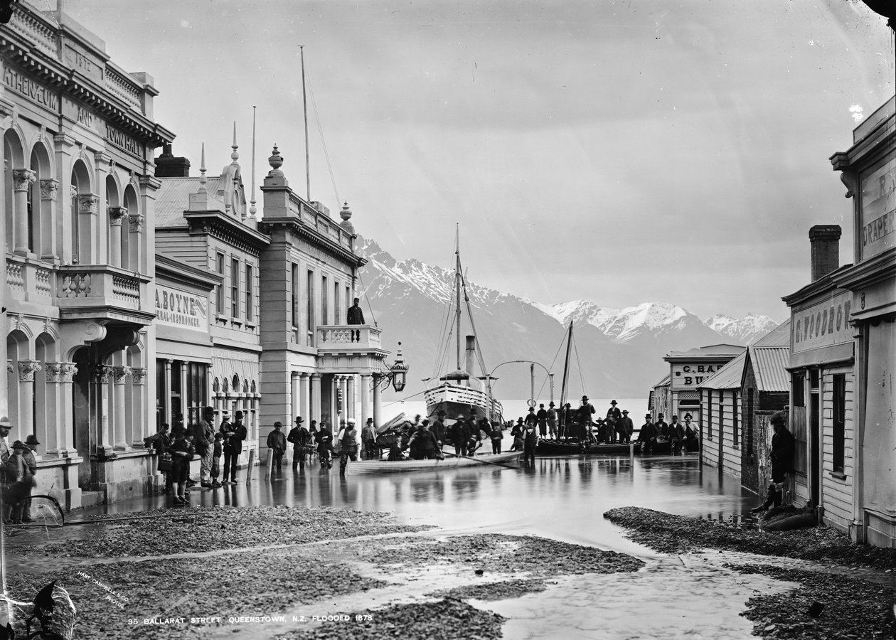 Ballarat Street, Queenstown, NZ, overstroomd 1878 door William P. Hart