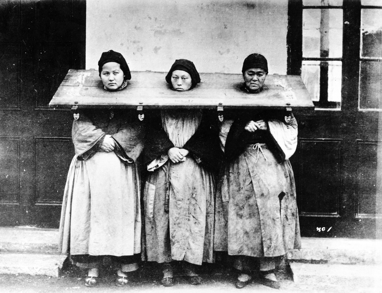Straf voor lichte misdaden, China, ca. 1880 door William Saunders