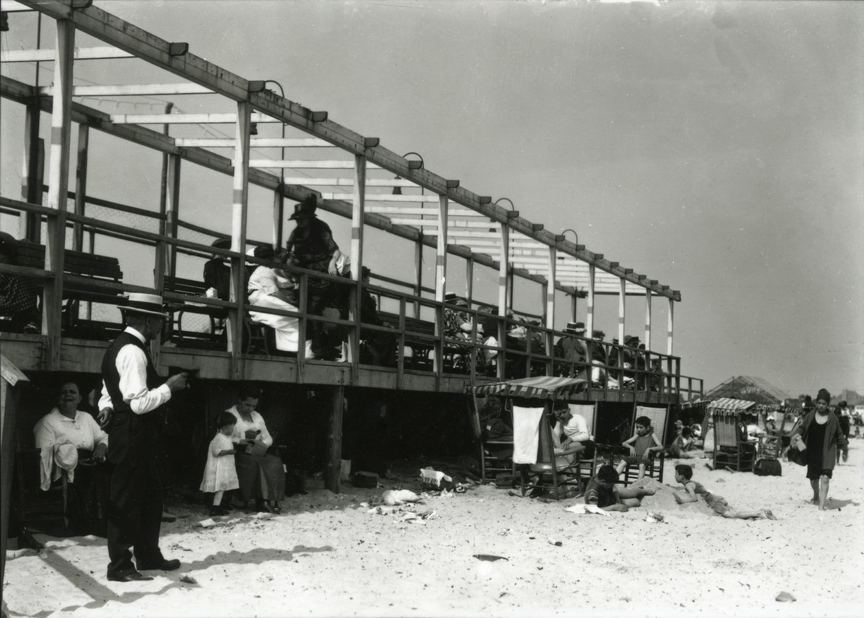 Strandscène, Coney Island, ca. 1910-21 door William Davis Hassler