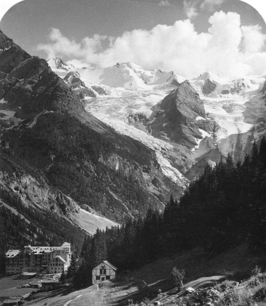Een hotel in Trafoi, Italië, ca. 1900 door Wurthle and Sons