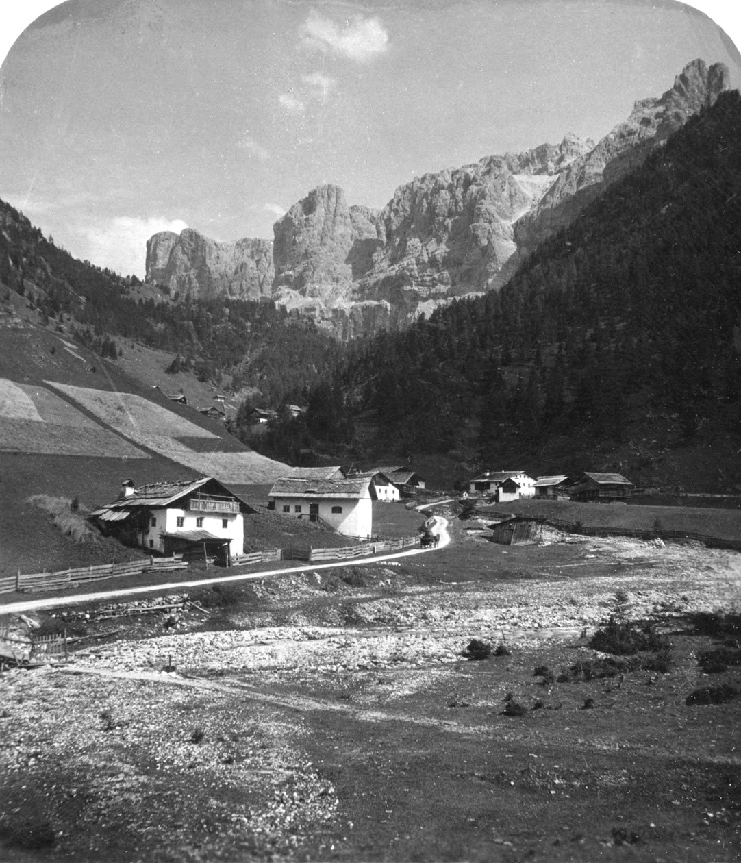 Een vallei in Wolkenstein, Tirol, ca. 1900s door Wurthle and Sons