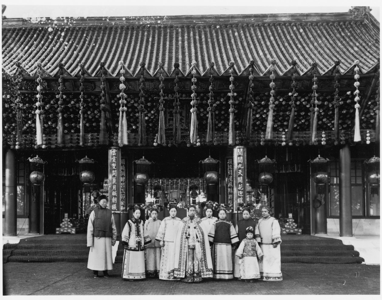 De keizerin-weduwe Cixi met bedienden voor Paiyunmen, Zomerpaleis, Beijing, ca. 1905 door Xun Ling