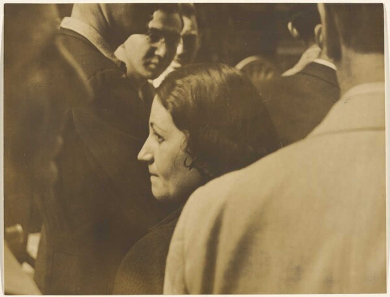 [Vrouw in een menigte]. door Yasuo Kuniyoshi