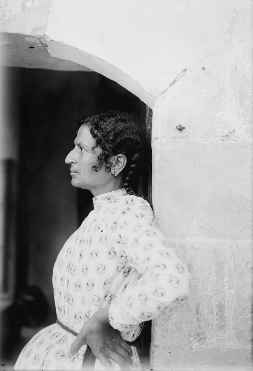 Een Samaritaanse vrouw uit Nablus, ca.1920 door . .