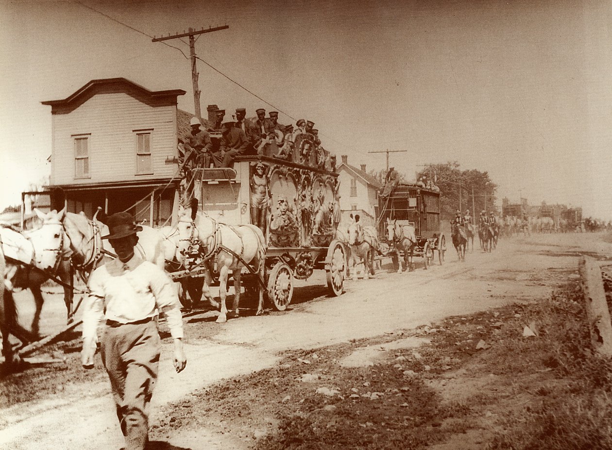 Circus komt naar de stad, ca. 1905 (foto) door . .