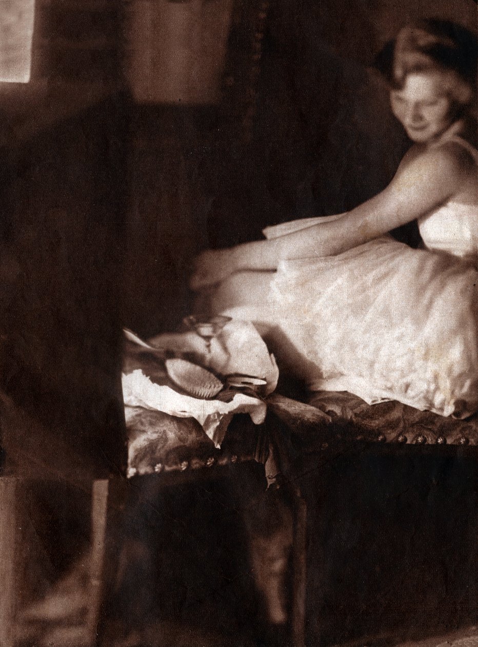 Klassieke danseres die zich aankleedt in haar lodge. 1929 (afdruk) door . .