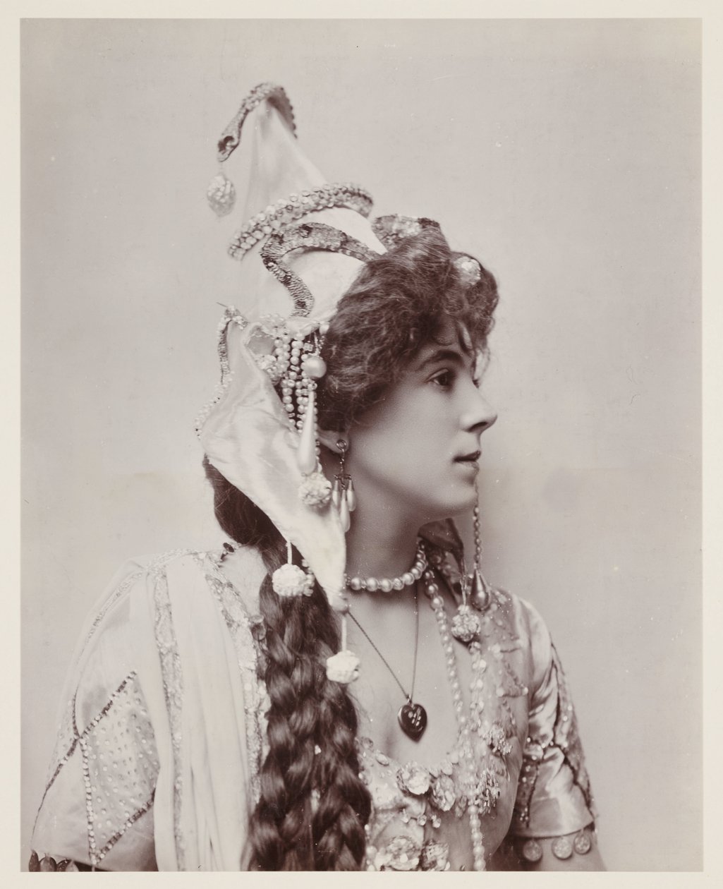Edwardiaans portret, vrouw in exotisch kostuum door John Pardon