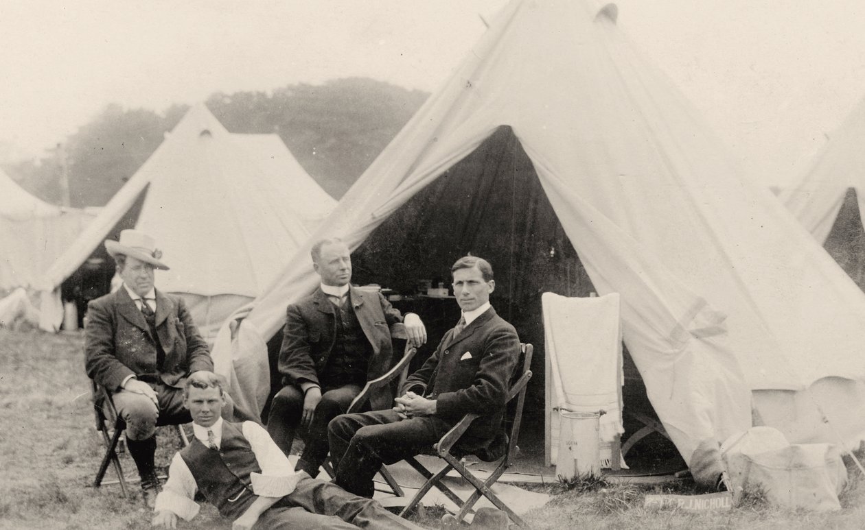 Mannen ontspannen buiten hun tent c.1908 door . .