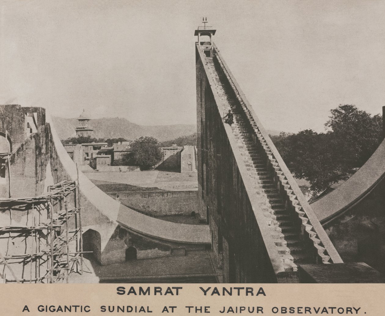 Samrat Yantra bij Jaipur Observatorium, India door Frederick (attr. to) Barnard