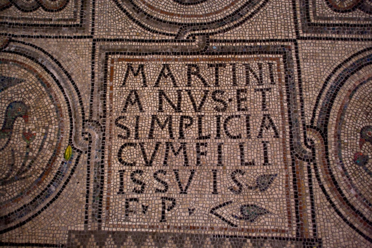 Detail van een inscriptie (mozaïek) door School Italian