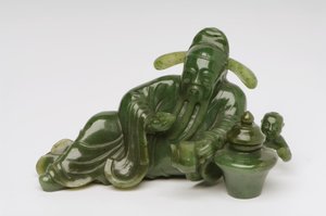 Liggende Chinese geleerde figuur (jade)