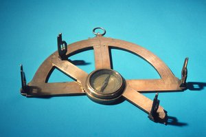 Grafometer of clinometer (messing, glas en staal)