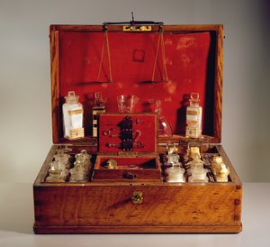 Reisapotheek (beuk, glas & metaal)