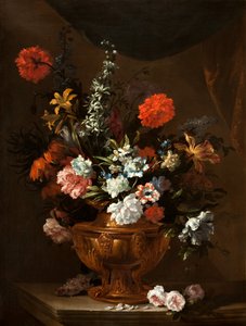 Bloemen in een gebeeldhouwde vaas