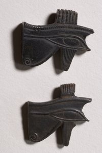 Twee wedjat-oog amuletten (obsidiaan)