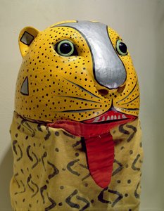 Masker van een Jaguar (beschilderd hout & doek)