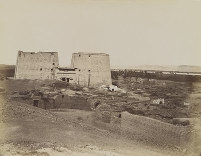 Edfu, uitzicht op Pylon en Dorp door Antonio Beato