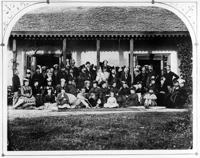 Groep - Regeringshuis, ca. 1871 door British Photographer