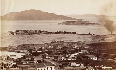 Alcatraz & Black Pt. vanaf Russian Hill, S.F. door Carleton Watkins