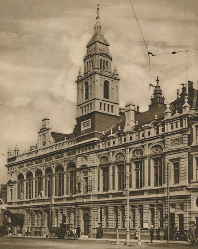 Hammersmith Town Hall vanaf Hammersmith Broadway, ca. 1935 door Donald McLeish