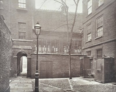 Uitzicht op Barnards Inn, 1879 door English Photographer