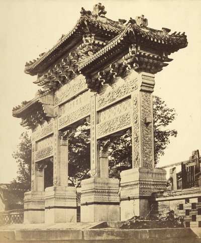 Boog in de Lama-tempel bij Peking door Felice Beato