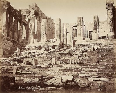 De propyleeën van de Akropolis in Athene door Félix Bonfils