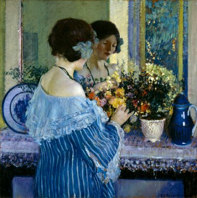 Meisje in Blauw Schikt Bloemen door Frederick Carl Frieseke