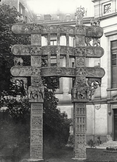 Oostelijke poort van de Tumulus van Sanchie door Indian School