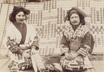 Ainu vrouwen door Kenzô Tamoto