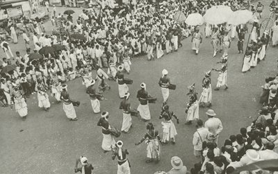 Perahera door Lionel Wendt