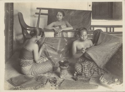 Drie batikkende Indische vrouwen door Onnes Kurkdjian