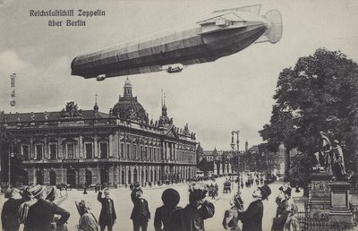 Zeppelin luchtschip vliegt over Berlijn door Photographer German