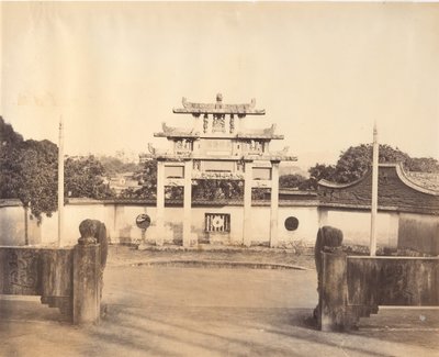 Triomfboog, Foochow, ca. 1869 door Tung Hing.