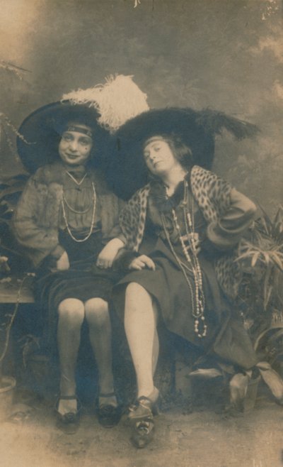 Een studiofoto van twee dames, ca. 1910 door Unbekannt