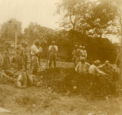 De Doden Begraven, c1914-c1918 door Unbekannt