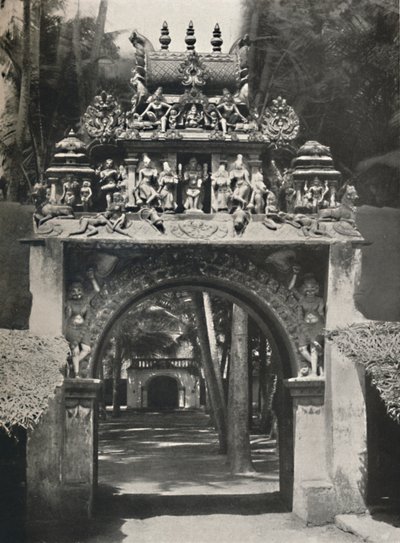 Ingang van een Hindoe tempel, Ceylon, 1926 door Unbekannt