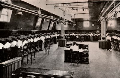 In een grote telefooncentrale, c1916 door Unbekannt