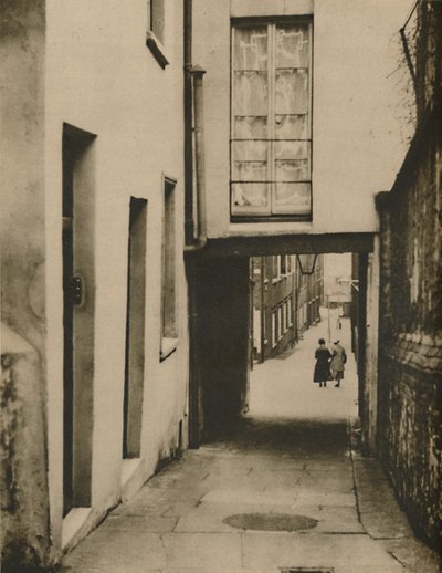 Kijkend naar beneden Strand Lane richting de rivier, c1935 door Unbekannt