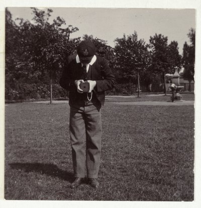 Schooljongen die een foto maakt, circa 1905 door Unbekannt